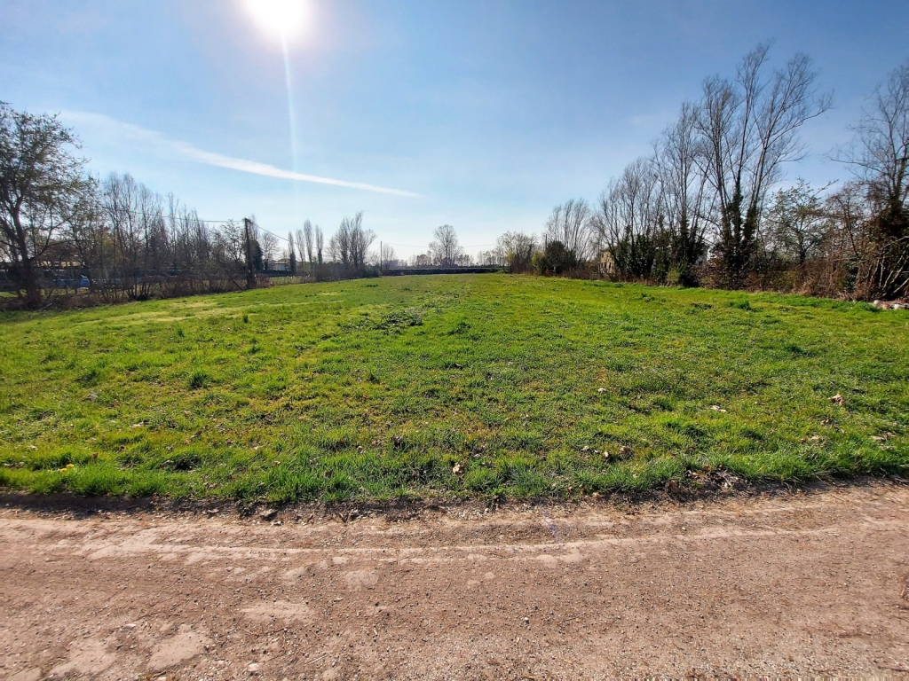 Venezia, tra Dolo e Fiesso D’artico, terreno agricolo con magazzino attrezzi