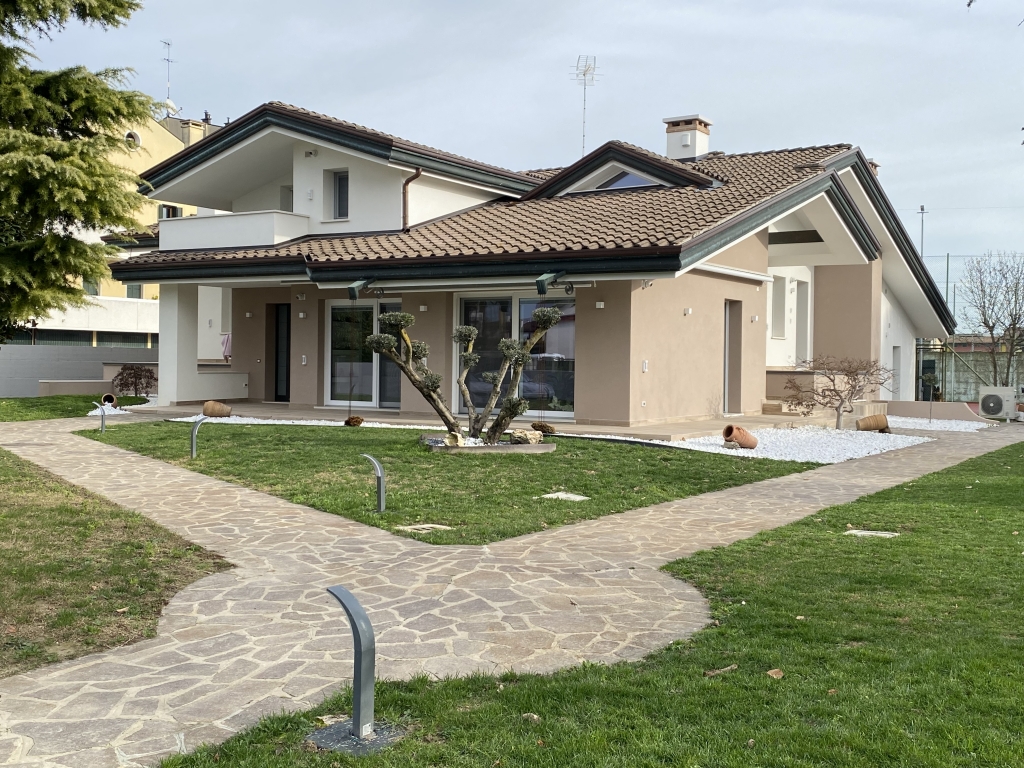 Fiesso D’artico, casa indipendente 5 camere, ampio giardino e campo da tennis