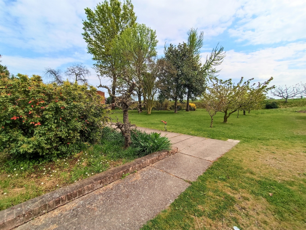 Venezia, Mira, porzione di testa con quattro camere e giardino privato.