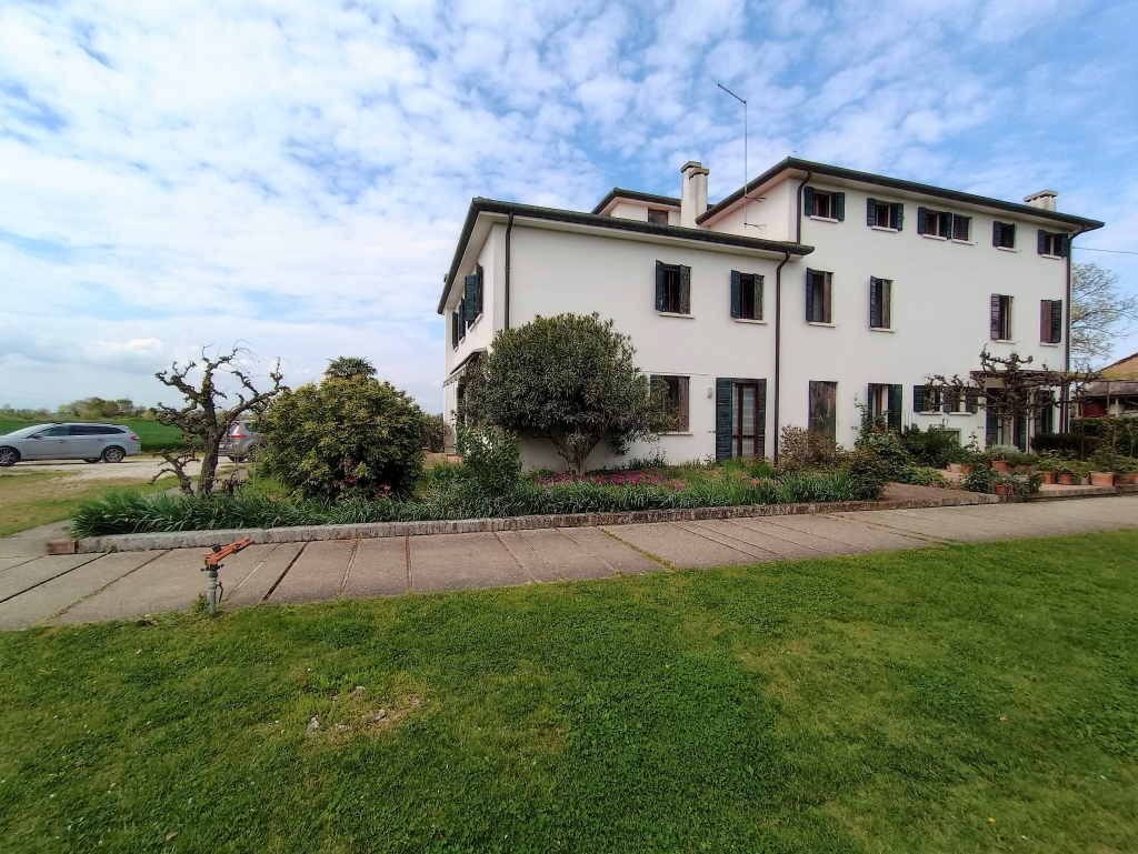 Venezia, Mira, porzione di testa con quattro camere e giardino privato.