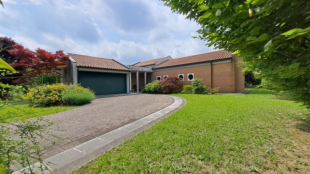 MONASTIER grande e recente villa singola con giardino