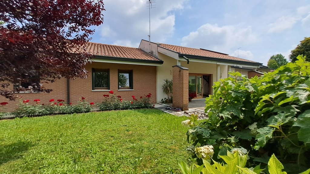 MONASTIER grande e recente villa singola con giardino