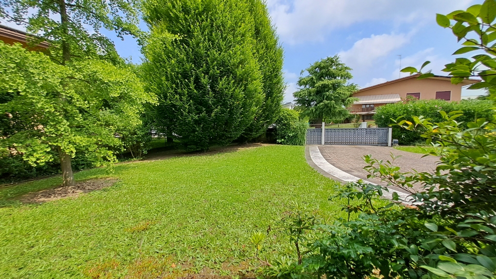 MONASTIER grande e recente villa singola con giardino