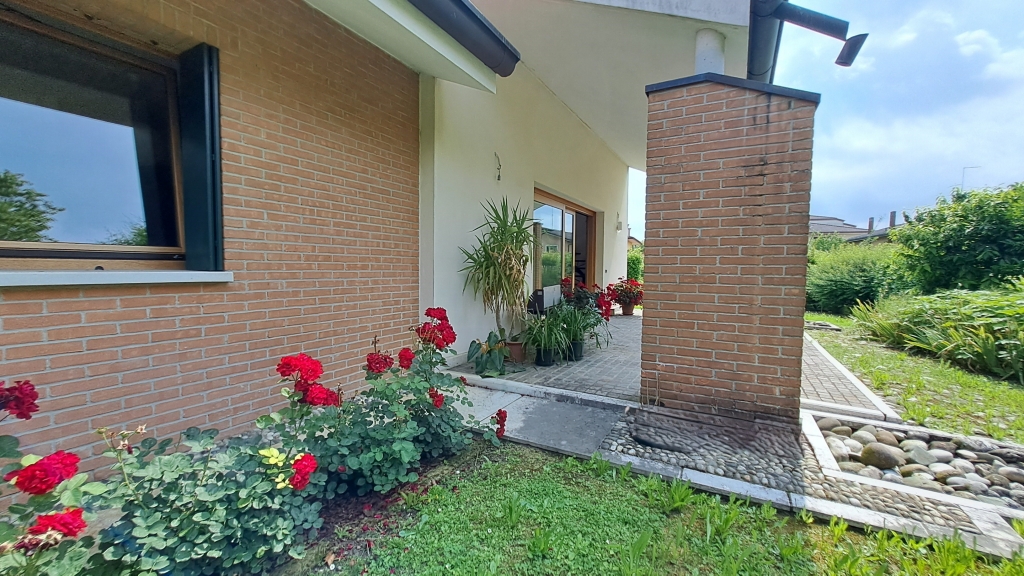 MONASTIER grande e recente villa singola con giardino