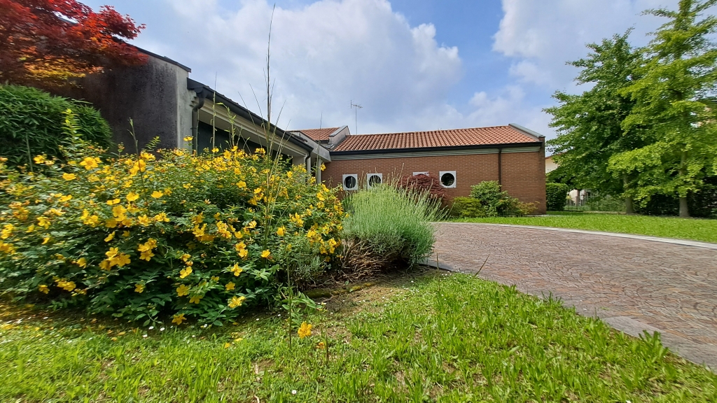 MONASTIER grande e recente villa singola con giardino