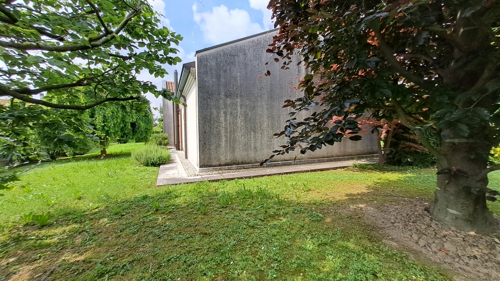 MONASTIER grande e recente villa singola con giardino