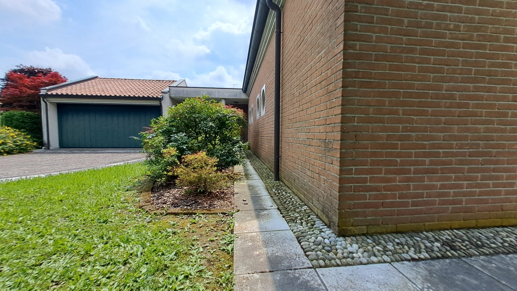 MONASTIER grande e recente villa singola con giardino