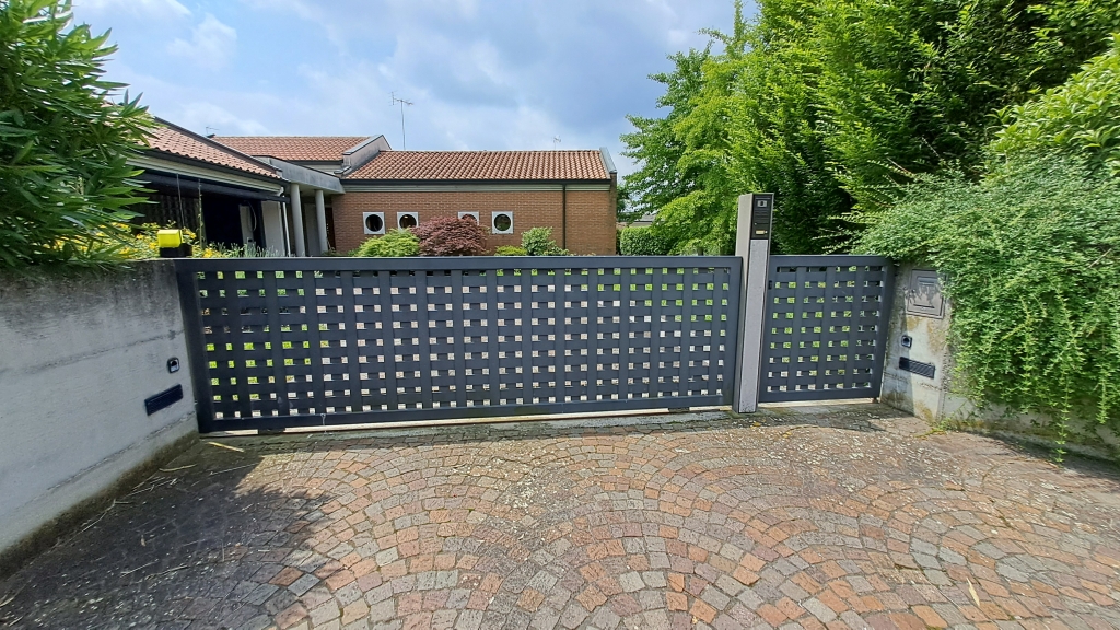 MONASTIER grande e recente villa singola con giardino