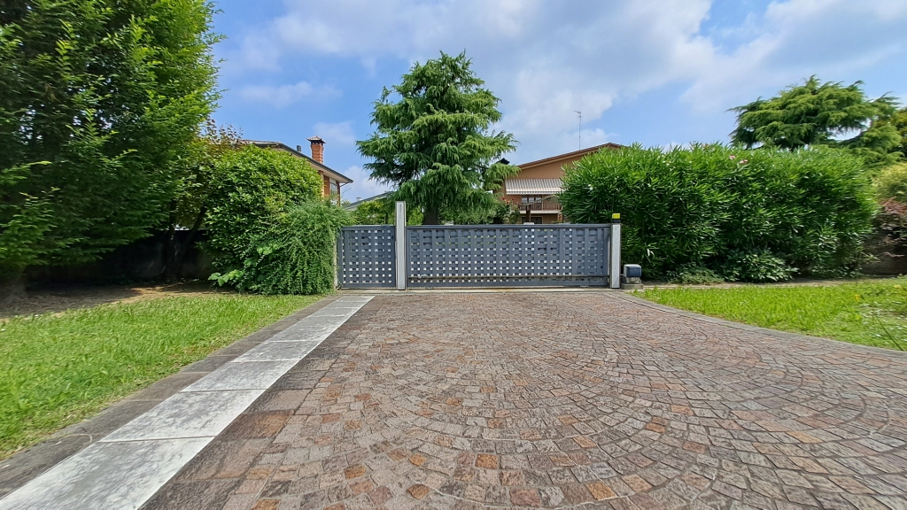 MONASTIER grande e recente villa singola con giardino