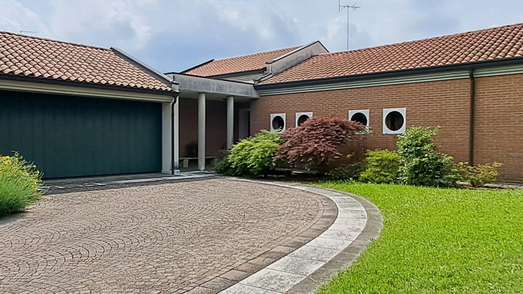 MONASTIER grande e recente villa singola con giardino