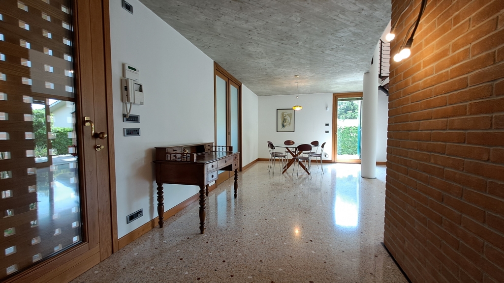 MONASTIER grande e recente villa singola con giardino