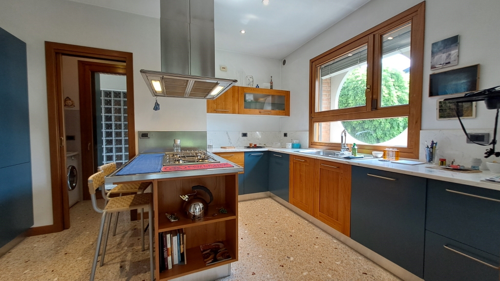 MONASTIER grande e recente villa singola con giardino