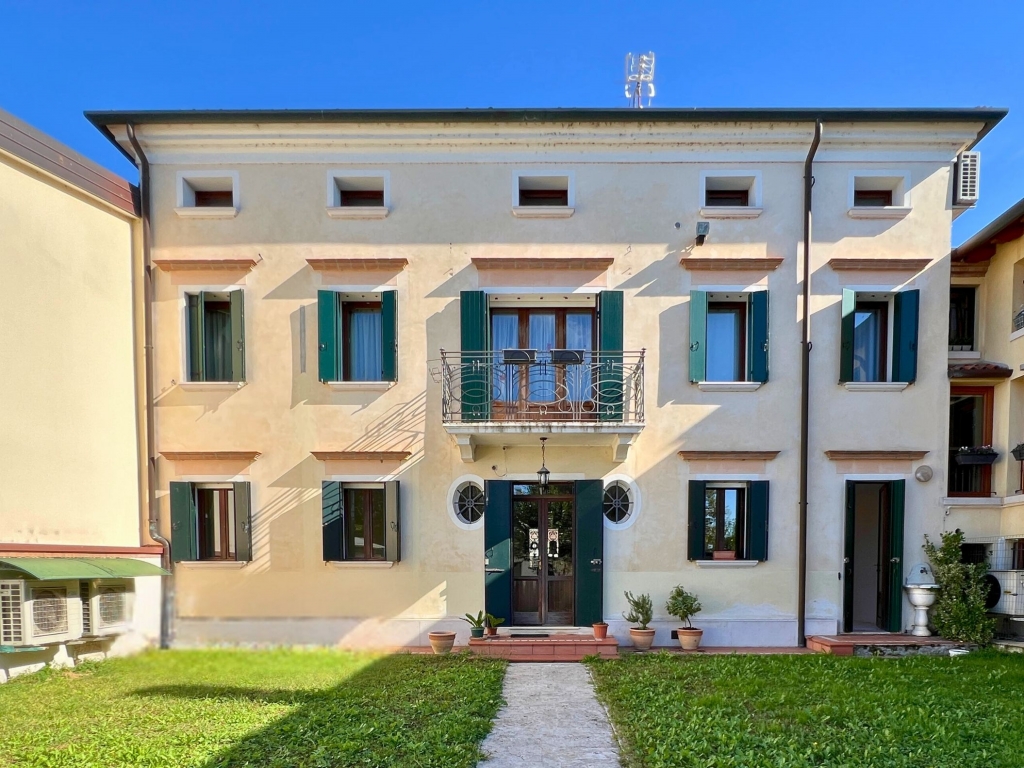 Casale sul Sile, villa di pregio in centro al paese con due unità abitative