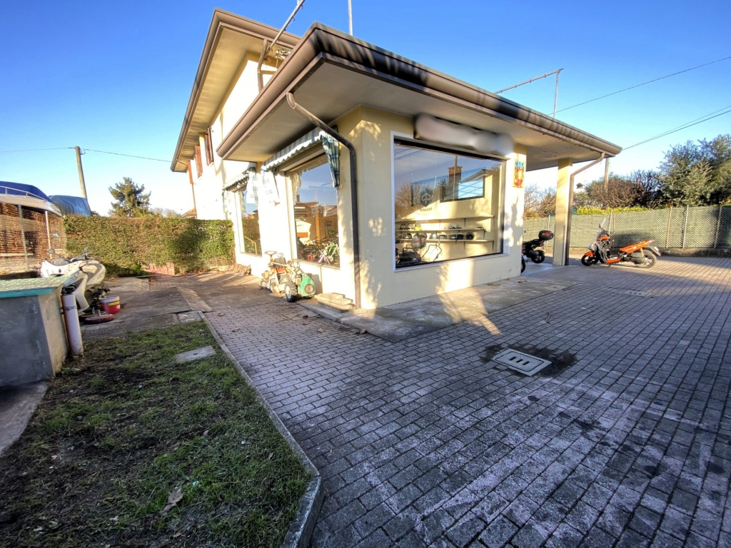 Sambruson di Dolo: locale commerciale in centro con parcheggio privato