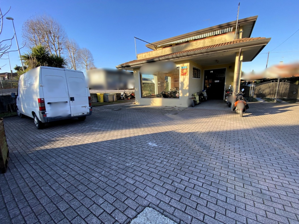 Sambruson di Dolo: locale commerciale in centro con parcheggio privato