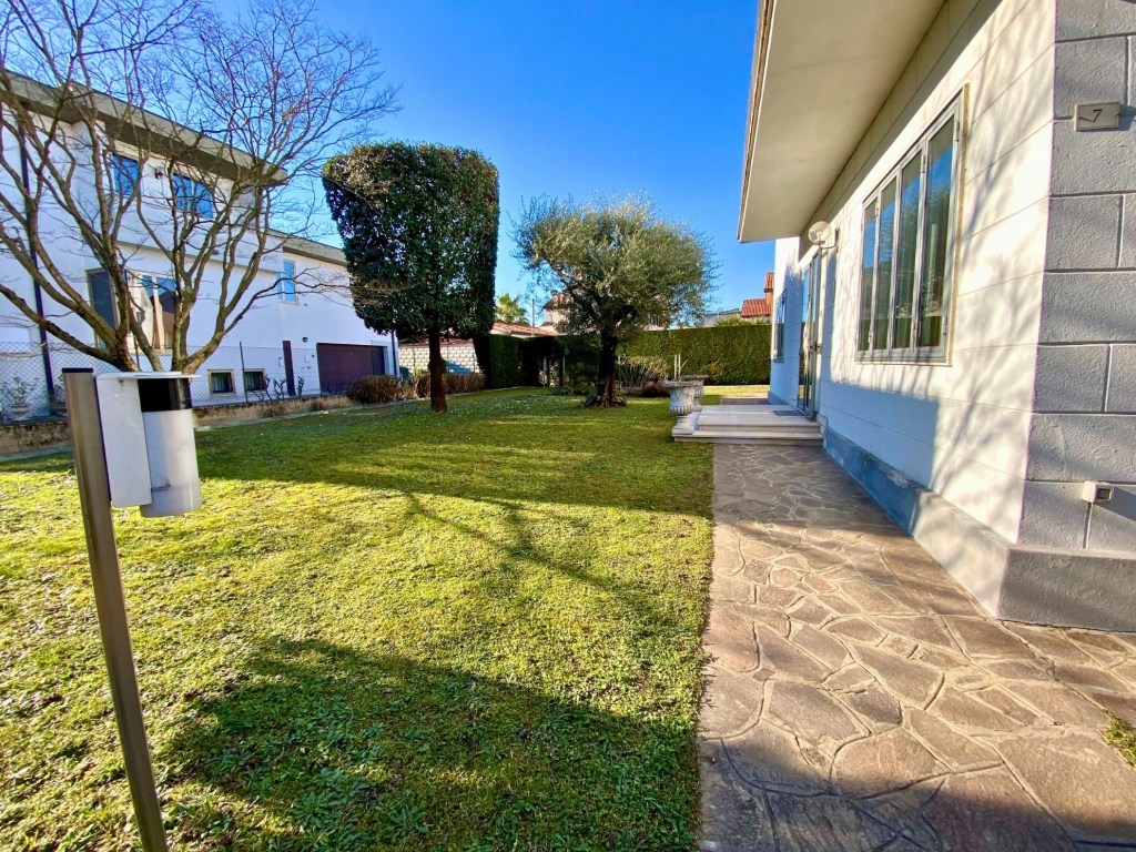 Villa singola in stile liberty nel cuore di Dolo