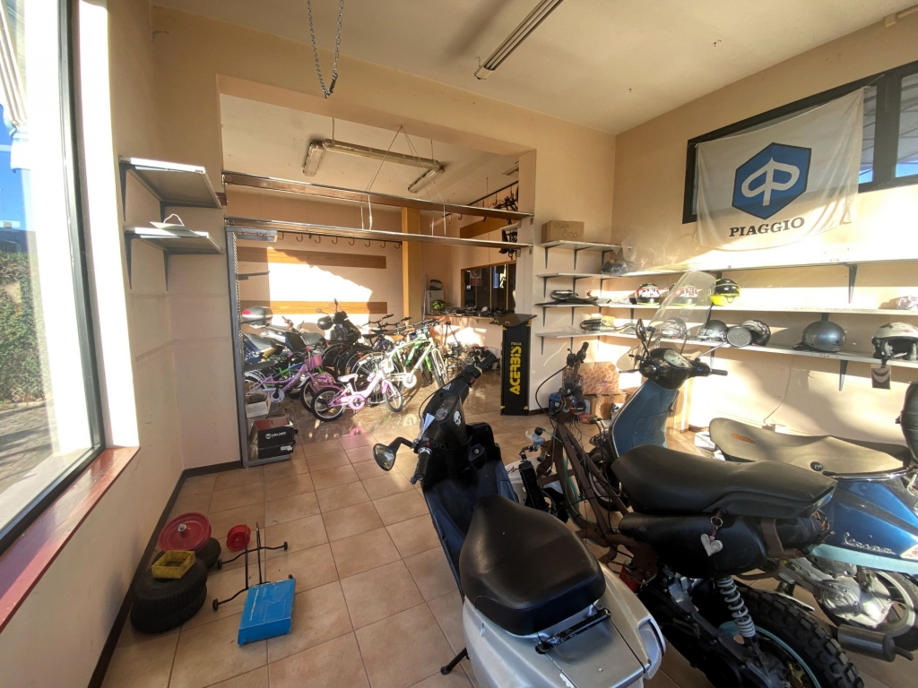 Sambruson di Dolo: locale commerciale in centro con parcheggio privato