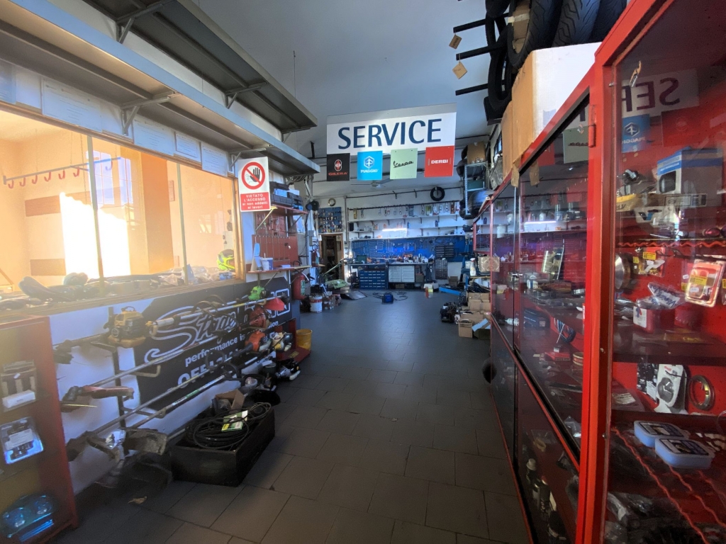 Sambruson di Dolo: locale commerciale in centro con parcheggio privato