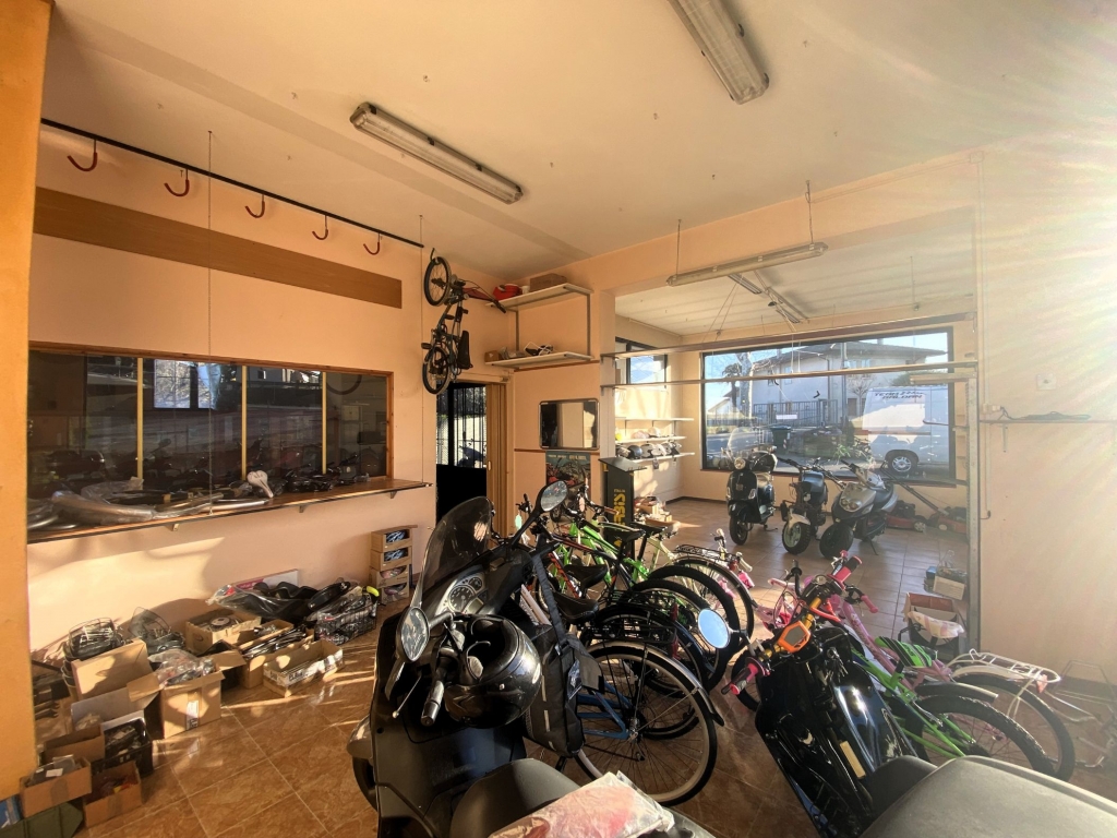 Sambruson di Dolo: locale commerciale in centro con parcheggio privato