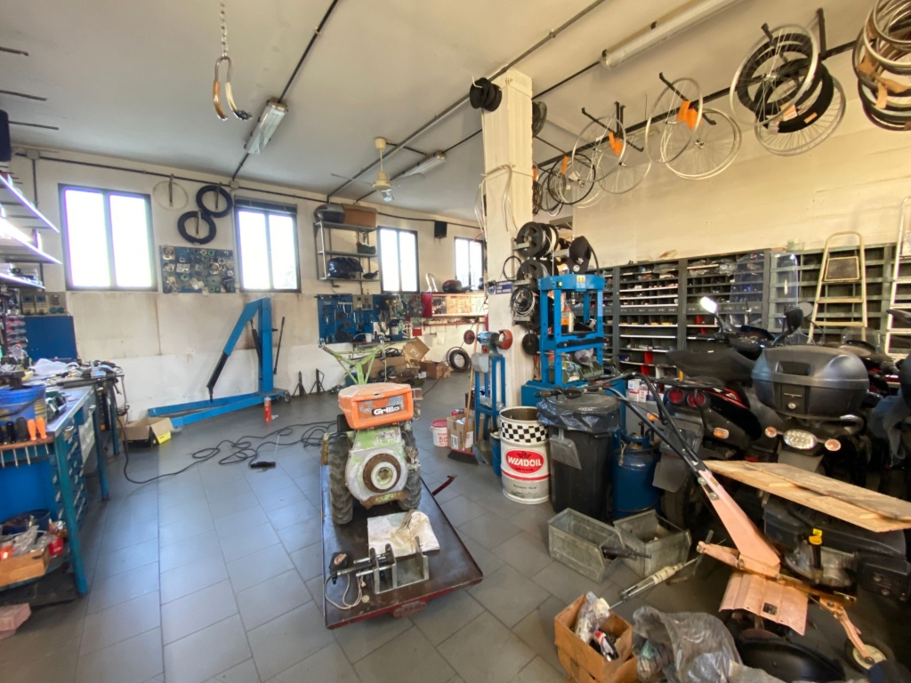 Sambruson di Dolo: locale commerciale in centro con parcheggio privato