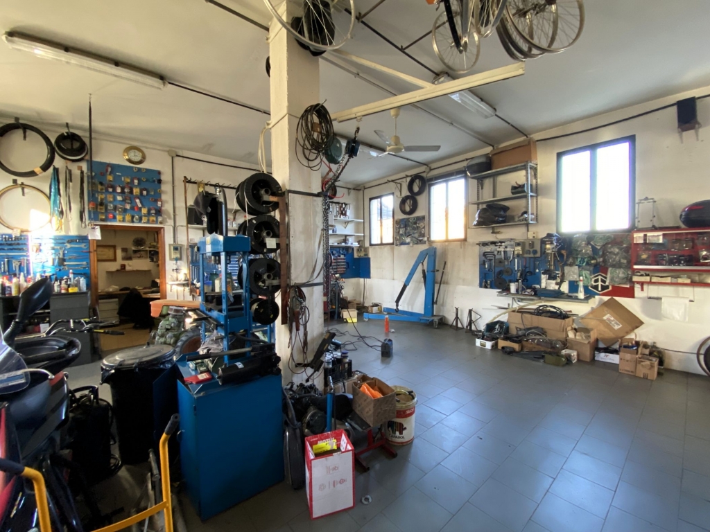 Sambruson di Dolo: locale commerciale in centro con parcheggio privato