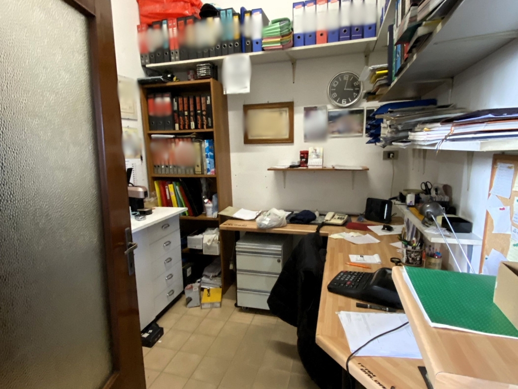 Sambruson di Dolo: locale commerciale in centro con parcheggio privato