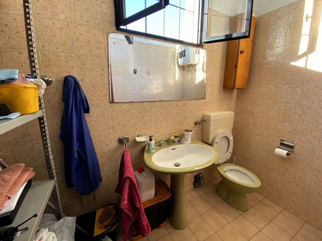 Sambruson di Dolo: locale commerciale in centro con parcheggio privato