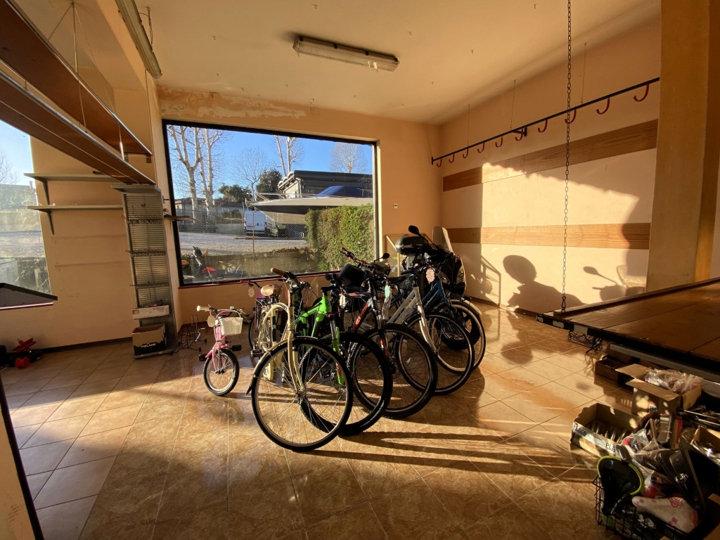 Sambruson di Dolo: locale commerciale in centro con parcheggio privato