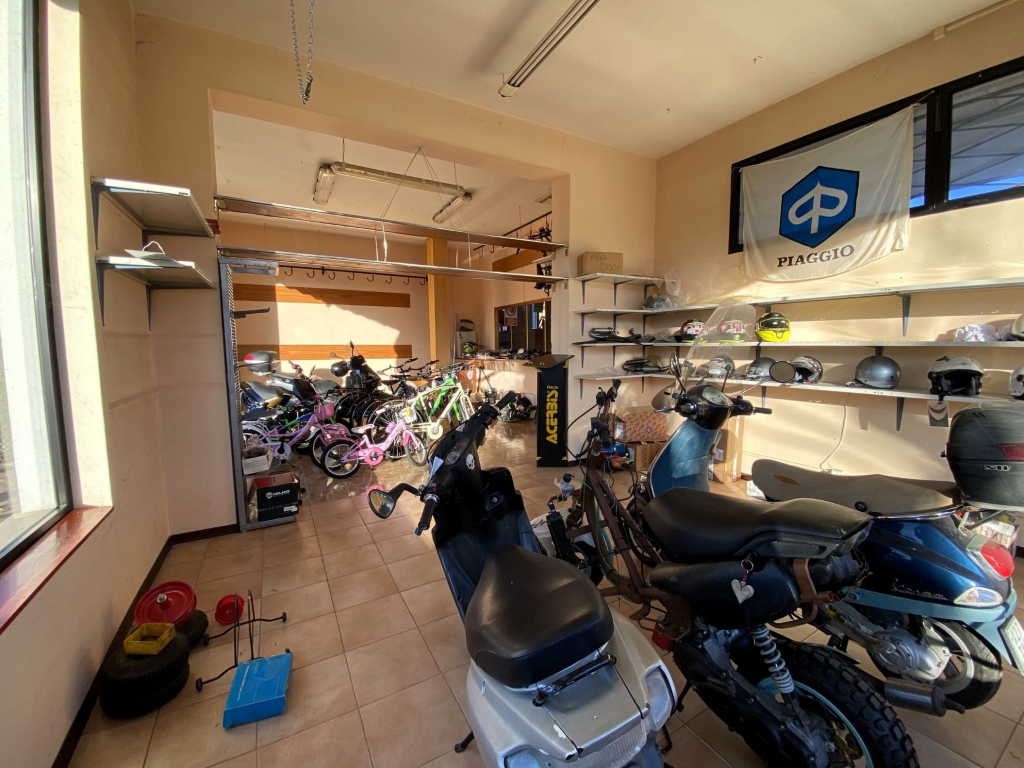 Sambruson di Dolo: locale commerciale in centro con parcheggio privato