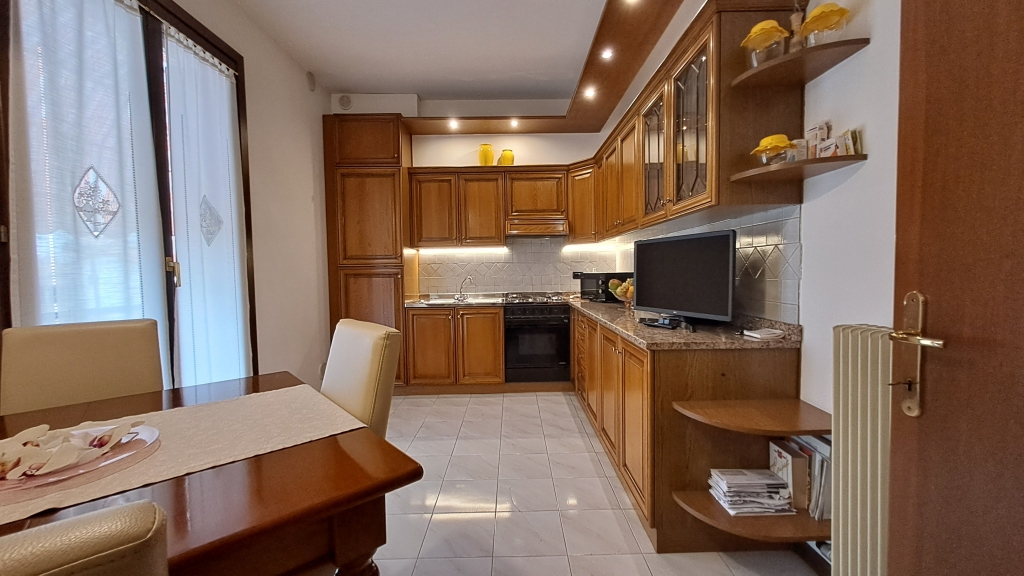 APPARTAMENTO con tre camere, garage e termo autonomo