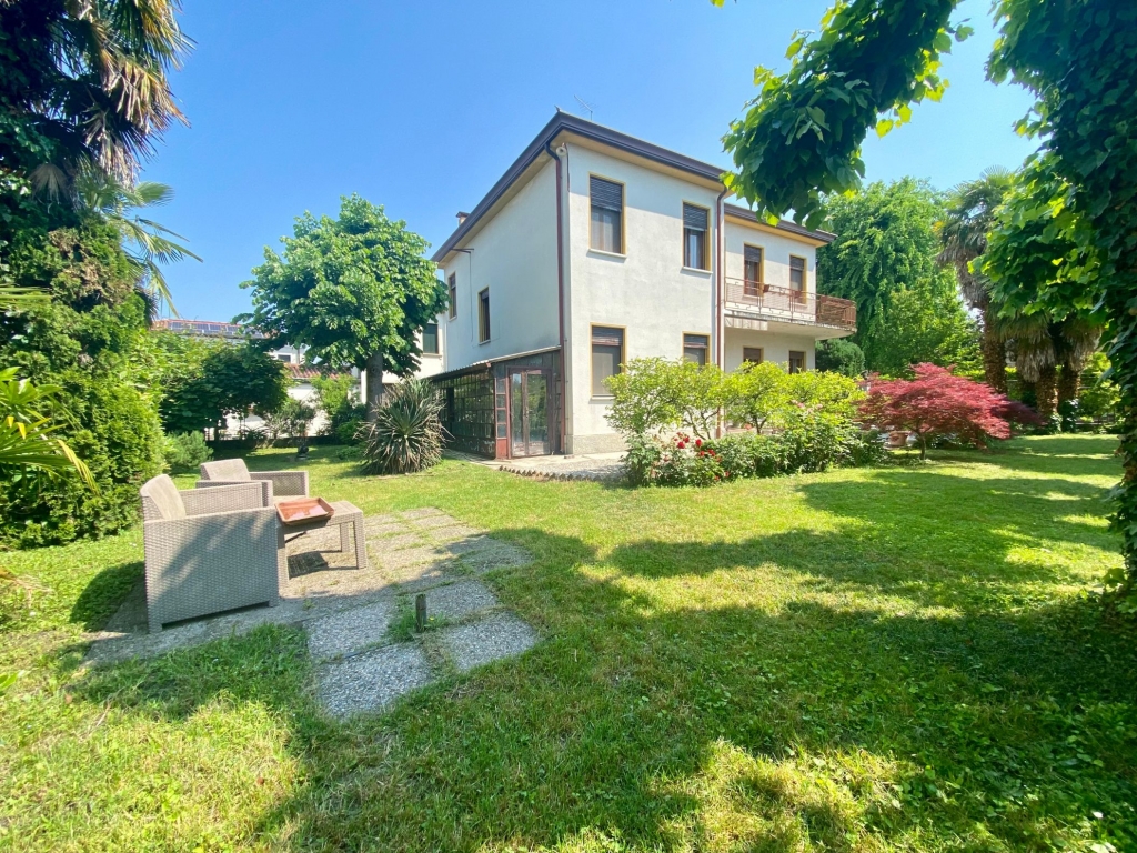 Grande villa singola con giardino a Mira centro in una delle vie più prestigiose