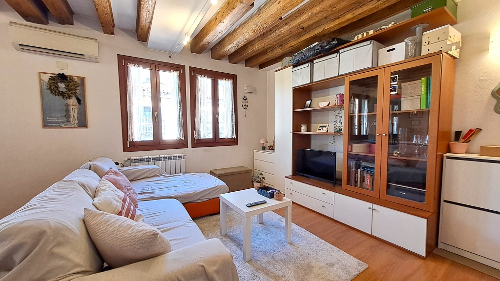 Venezia San Polo – Appartamento bilocale restaurato con travi a vista, arredato