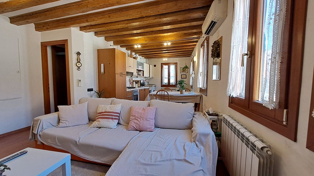 Venezia San Polo – Appartamento bilocale restaurato con travi a vista, arredato