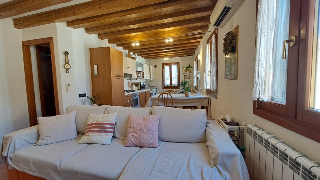 Venezia San Polo – Appartamento bilocale restaurato con travi a vista, arredato