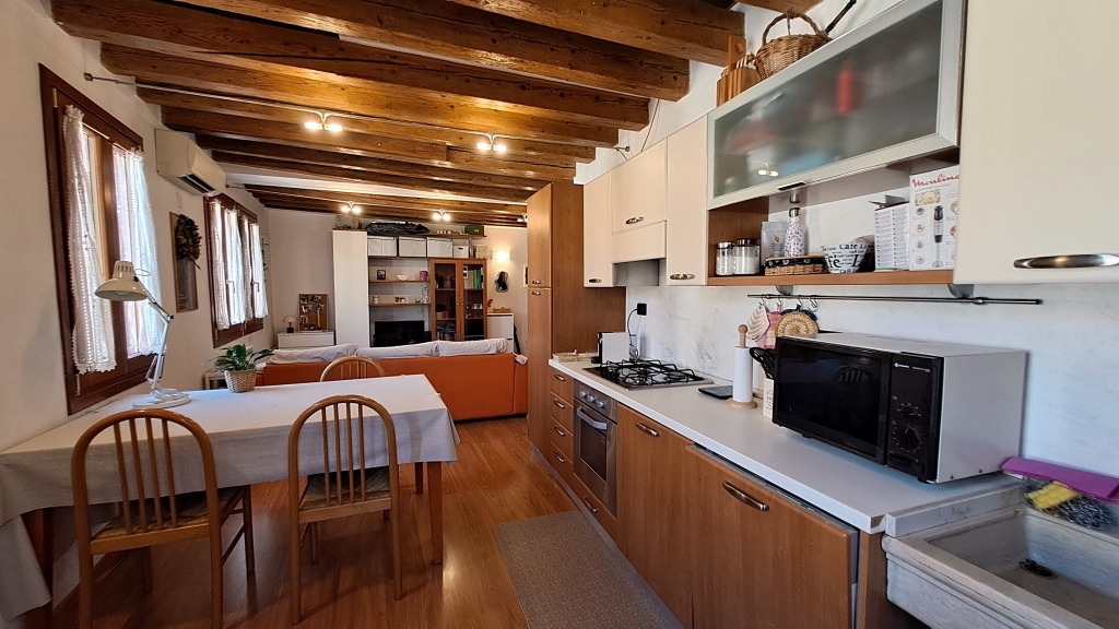 Venezia San Polo – Appartamento bilocale restaurato con travi a vista, arredato