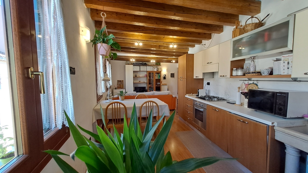 Venezia San Polo – Appartamento bilocale restaurato con travi a vista, arredato