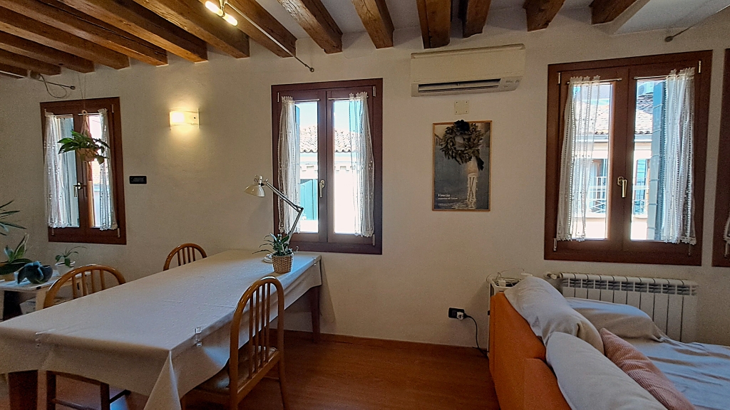 Venezia San Polo – Appartamento bilocale restaurato con travi a vista, arredato