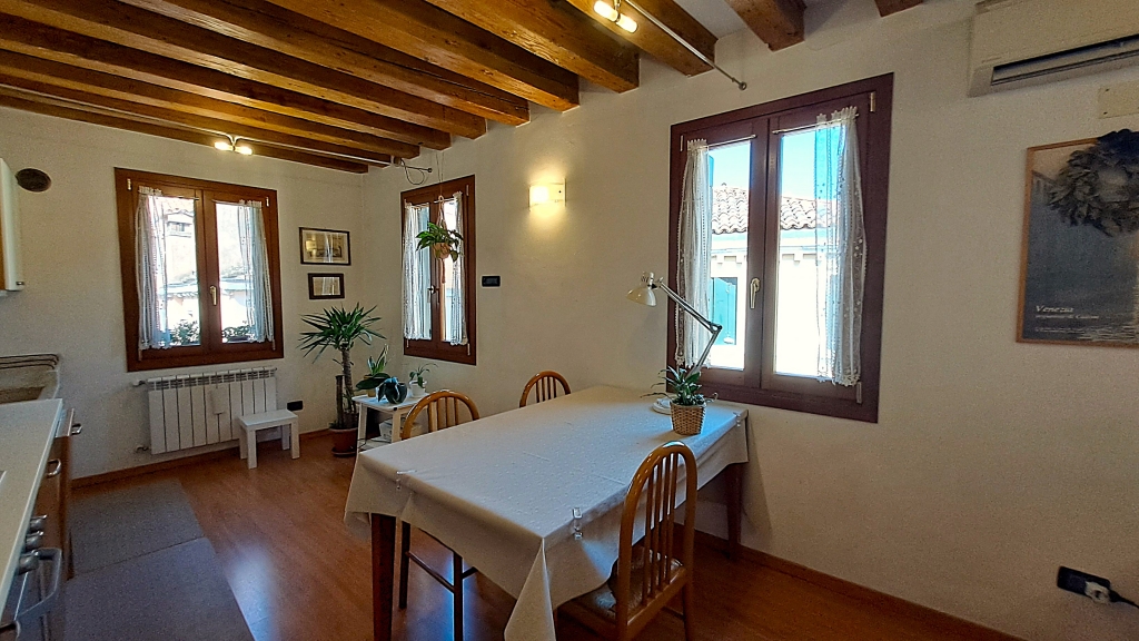 Venezia San Polo – Appartamento bilocale restaurato con travi a vista, arredato