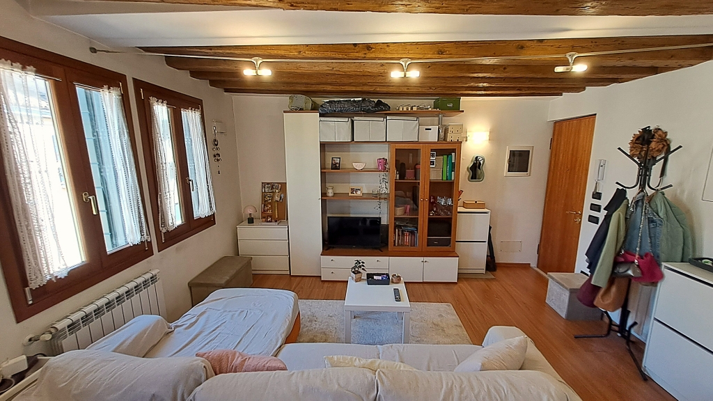 Venezia San Polo – Appartamento bilocale restaurato con travi a vista, arredato