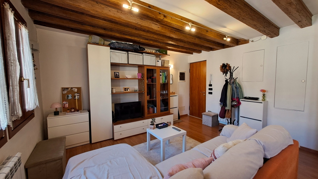 Venezia San Polo – Appartamento bilocale restaurato con travi a vista, arredato