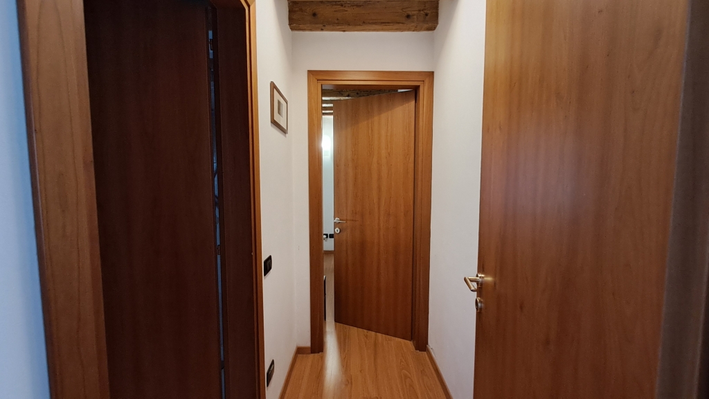 Venezia San Polo – Appartamento bilocale restaurato con travi a vista, arredato