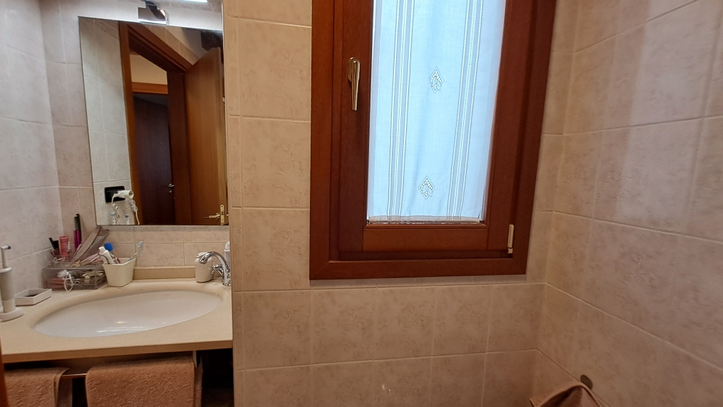 Venezia San Polo – Appartamento bilocale restaurato con travi a vista, arredato