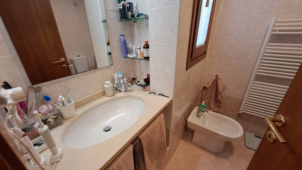 Venezia San Polo – Appartamento bilocale restaurato con travi a vista, arredato