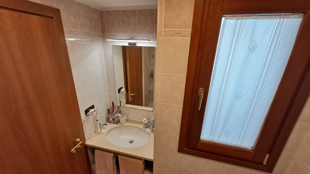 Venezia San Polo – Appartamento bilocale restaurato con travi a vista, arredato