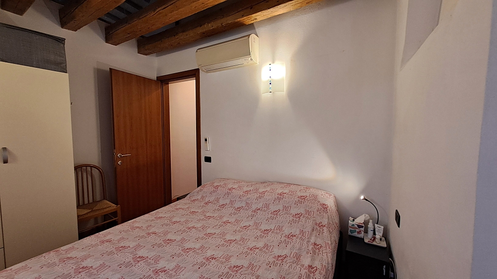 Venezia San Polo – Appartamento bilocale restaurato con travi a vista, arredato