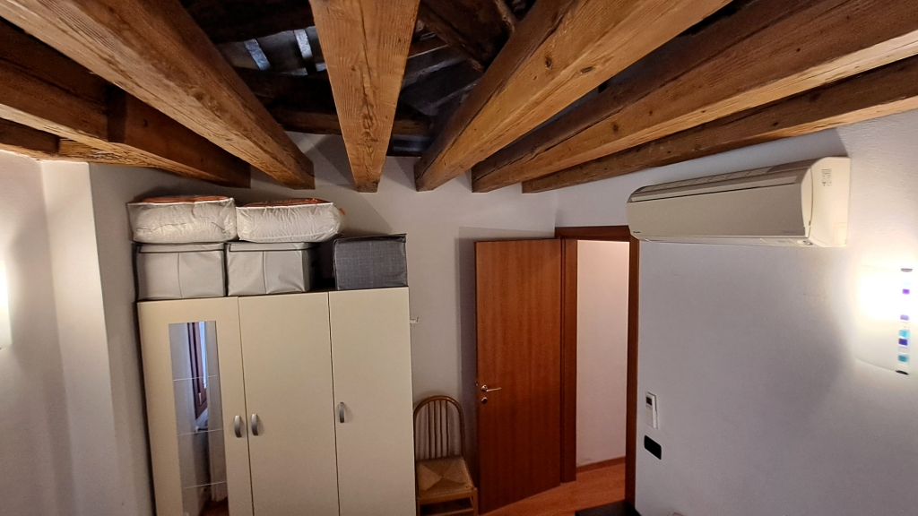 Venezia San Polo – Appartamento bilocale restaurato con travi a vista, arredato