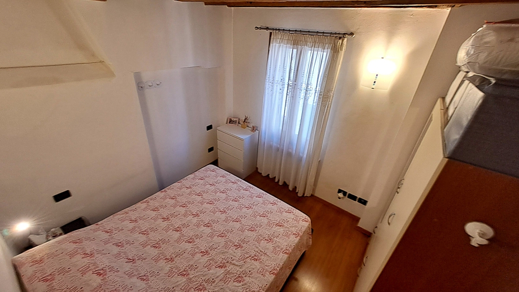 Venezia San Polo – Appartamento bilocale restaurato con travi a vista, arredato