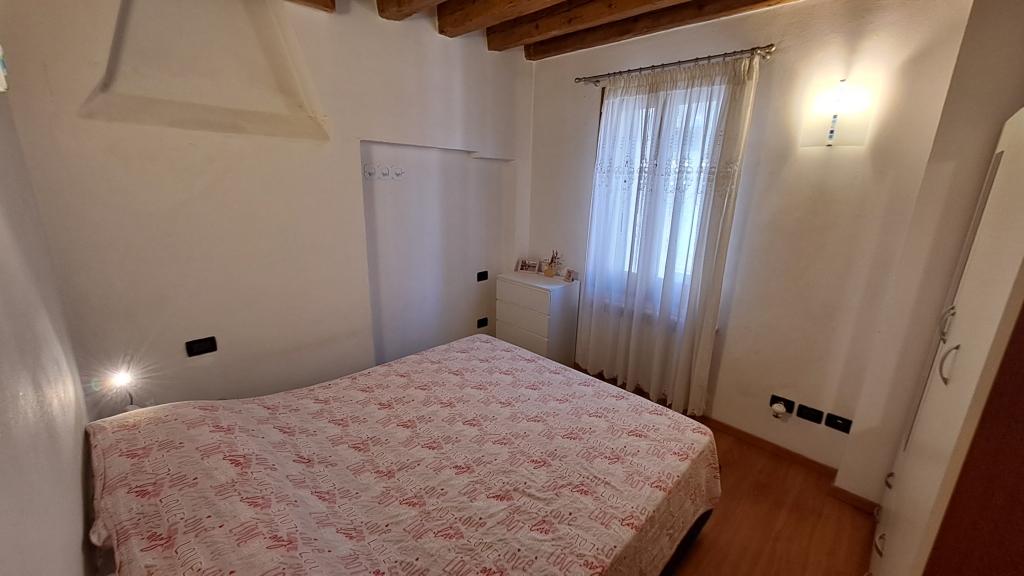 Venezia San Polo – Appartamento bilocale restaurato con travi a vista, arredato