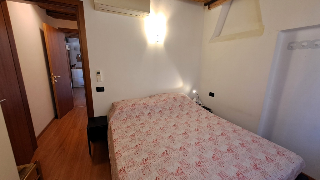 Venezia San Polo – Appartamento bilocale restaurato con travi a vista, arredato