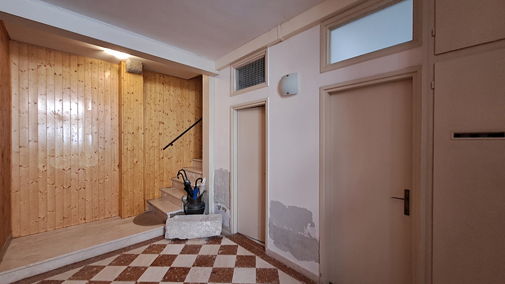 Venezia San Polo – Appartamento bilocale restaurato con travi a vista, arredato